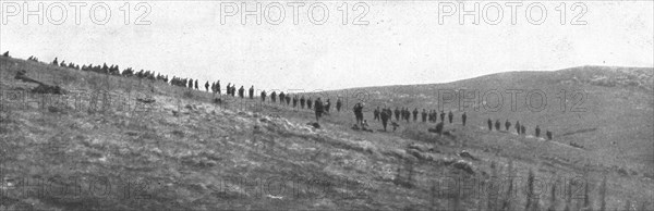 'La resistance Serbe; Premiere ligne d'infanterie serbe avancant sous le feu', 1915 (1924). Creator: Unknown.