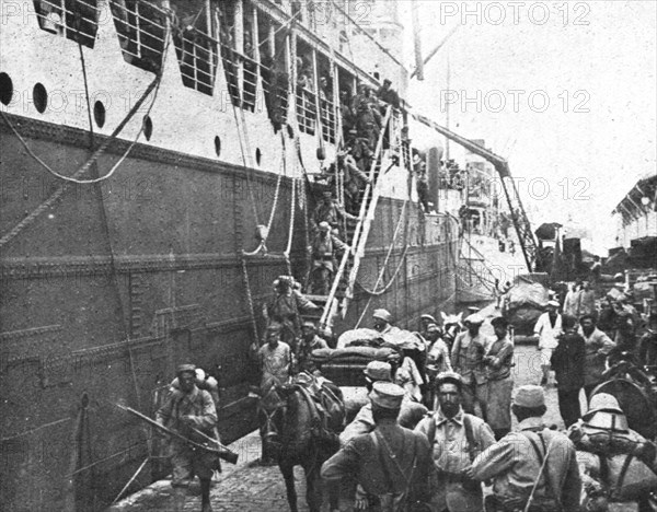 'Les premiers contingents Franco-Anglais a Salonique; Le debarquement de nos soldats..., 1915 (1924) Creator: Unknown.