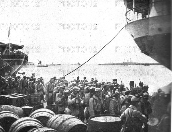 'Les premiers contingents Franco-Anglais a Salonique; Un bataillon s'est forme sur le... 1915 (1924) Creator: Unknown.