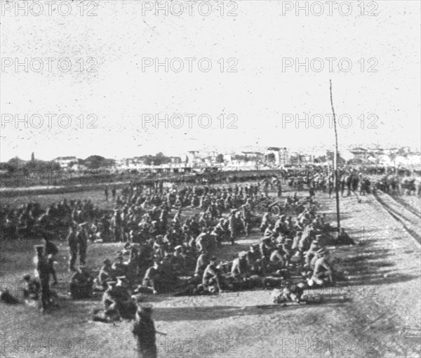 'Les premiers contingents Franco-Anglais a Salonique; Un detachement britannique...1915 (1924). Creator: Unknown.