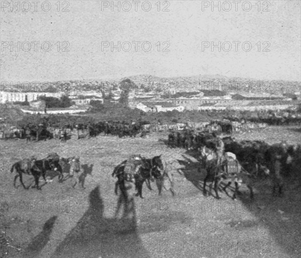 'Les premiers contingents Franco-Anglais a Salonique; Les mitrailleuses transportees..., 1915 (1924) Creator: Unknown.