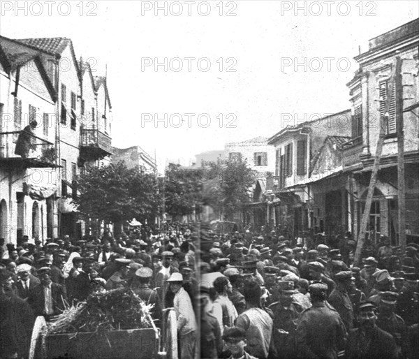 'Les premiers contingents Franco-Anglais a Salonique; L'animation dans la rue du...1915 (1924). Creator: Unknown.