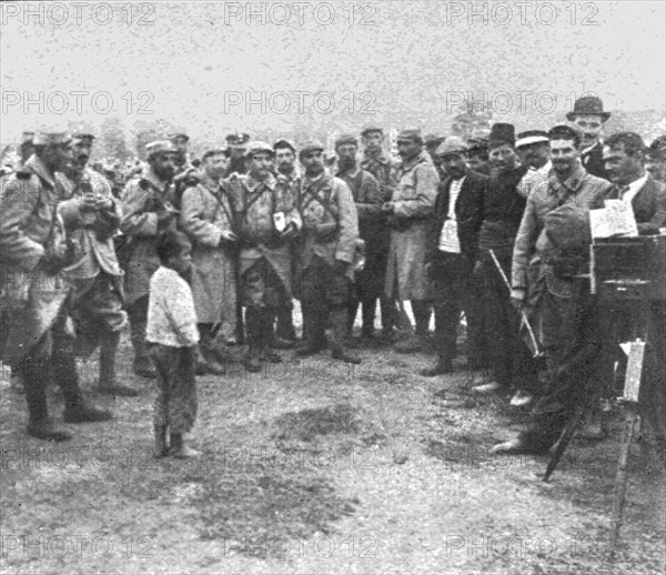 'Les premiers contingents Franco-Anglais a Salonique; Arrivant de Moudros, nos...1915 (1924). Creator: Unknown.