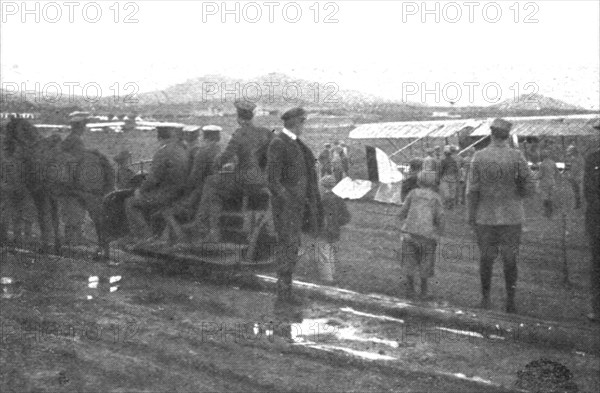 'Les premiers contingents Franco-Anglais a Salonique; Au camp d'aviation francais de...1915 (1924). Creator: Unknown.