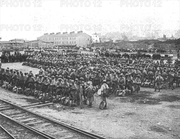 'Les premiers contingents Franco-Anglais a Salonique; Nos troupes, apres le rassemblement...1915 (19 Creator: Unknown.