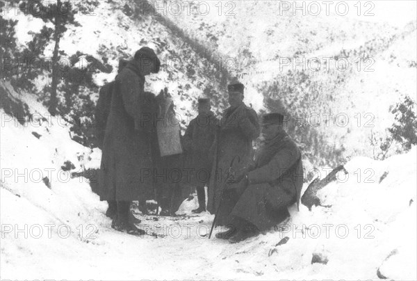 'La tragique retraite Serbe; Le vieux roi traversant a pied les montagnes d'Albanie..., 1915 (1924). Creator: Unknown.
