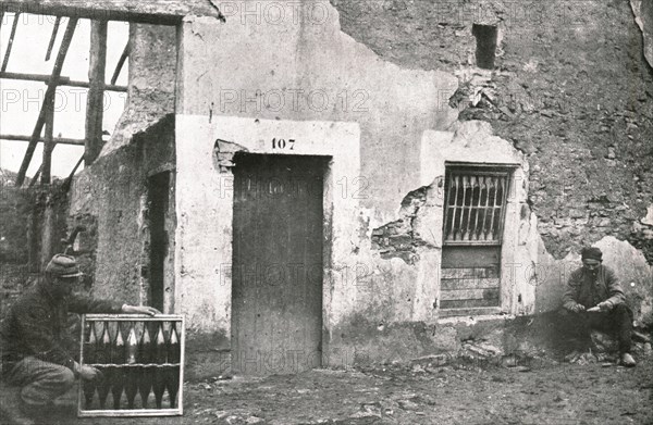 ' "On Tiendra"; La, ils remplacent par un vitrail de bouteilles', 1915 (1924). Creator: Unknown.