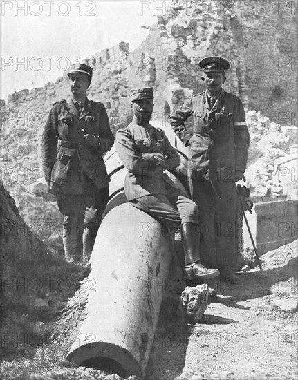 'L'expedition des Dardanelles, Dans les ruines de Seddul_Bahr; Le general Gouraud..., 1915 (1924). Creator: Unknown.