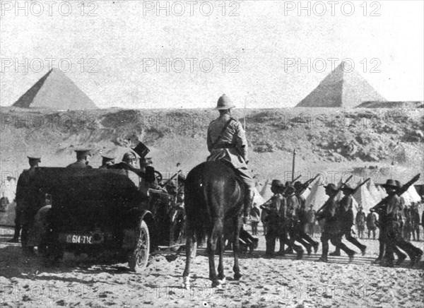 'La defense de l'Egypt; Les troupes australiennes, campees un pied des Pyramides..., 1915 (1924). Creator: Unknown.