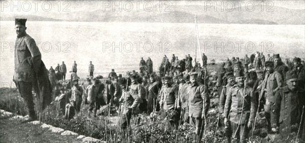 ''Corfou, Base Serbe; Les premiers soldats serbes debarques sur la plage', 1916 (1924) Creator: Unknown.