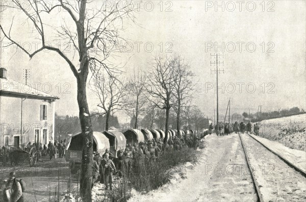 'Autour de Verdun pendant la bataille; Sur la route, des camions automobiles amenant..., 1916 (1924) Creator: Unknown.