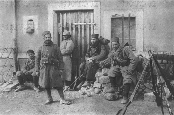 ''Deux Groupes de Combattants de Douaumont; Tirailleurs d'une division marocaine revenant du feu. Creator: Unknown.