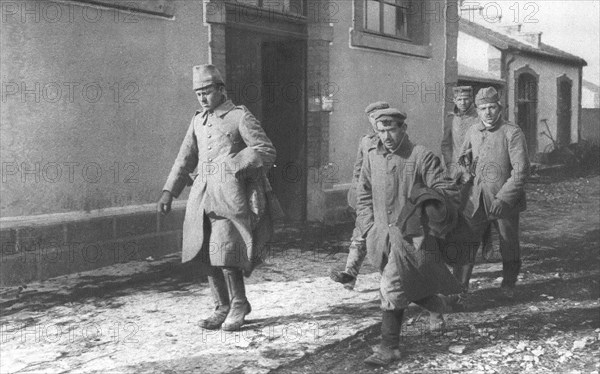 ''Deux Groupes de Combattants de Douaumont; Prisonniers allemands faits a Douaumont', 1916. Creator: Unknown.