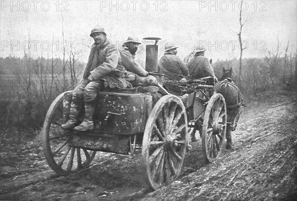 ''A Travers la Fournaise; Une cuisine roulante et ses "servants"', 1916 (1924) Creator: Unknown.