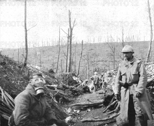 'Le Champ de Bataille; Nos soldats s'amusent: un fantassin s'est applique un masque... 1916 (1924) Creator: Unknown.