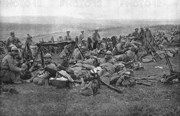 ''Derriere le front de Verdun; Dans la plaine un bivouac de troupes allant au repos', 1916 (1924) Creator: Unknown.