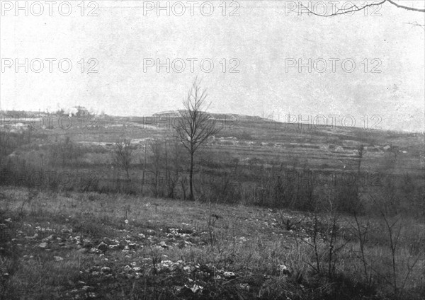 'La perte du fort de Vaux; Silhouette, vue du Sud-Est, du fort de Vaux attaque par..., 1916 (1924) Creator: Unknown.