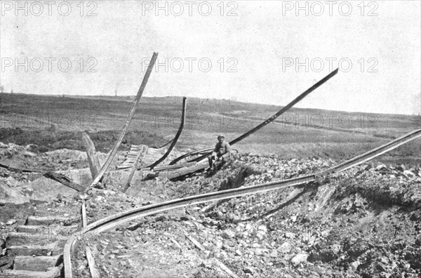 'Echec a l'ennemi; Entre Fleury et Thiaumont: la voie ferree d'interet local qui..., 1916 (1924) Creator: Unknown.