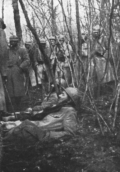'Paysages d'ete a Verdun; Deux blesses dans un bois ou la vegetation n'a plus de..., 1916 (1924) Creator: Unknown.