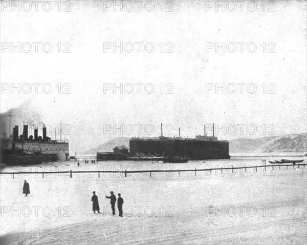 ''Pour venir combattre sur le front de France; Les ferry-boats sur le lac Baikal', 1916 (1924) Creator: Unknown.