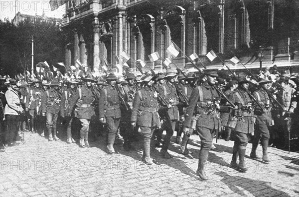 ''Aux armees Britanniques; L'arrivee a Marseille, le 7 mai, d'un contingent australien', 1916 (1924) Creator: Unknown.