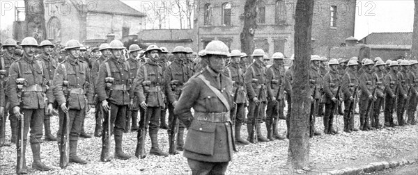 ''Aux armees Britanniques; Le nouveau casque anglais', 1916 (1924) Creator: Unknown.