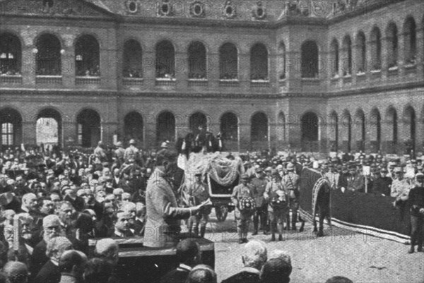 'Deux grands morts; Aux Invalides, le I juin 1916: le discours du ministre de la..., 1916 (1924) Creator: Unknown.