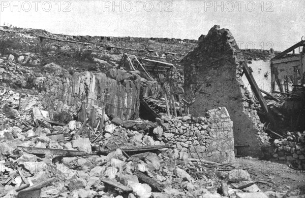 'Sur le front Italien; Sur le Carso, avant l'offensive autrichienne: les ruines du..., 1916 (1924) Creator: Unknown.