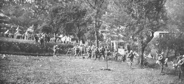 'Sur le front Italien; Renforts italiens diriges sur les lignes avancees du Val..., 1916 (1924) Creator: Unknown.