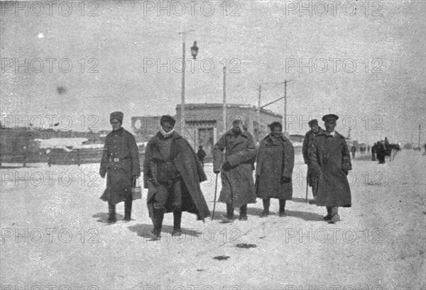'Sur la route de Trebizonde; Un des petits groupes de prisonniers faits, apres..., 1916 (1924) Creator: Unknown.