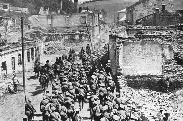 ''L'offensive russe; Entrée des troupes de l'armee Tcherbatcheff a Buczacz, en Galicie',1916. Creator: Unknown.