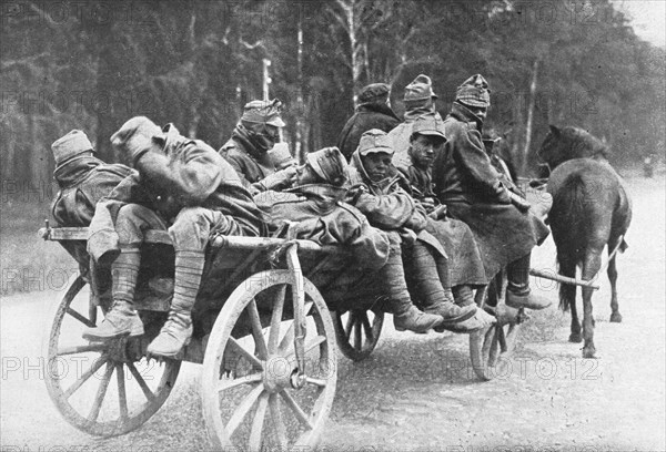 'L'offensive russe; Prisonniers autrichiens blesses, conduits en voiture aux ambulances..., 1916 (19 Creator: Unknown.