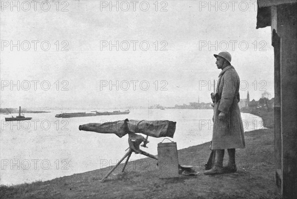 'La Paix Victorieuse; La Garde au Rhin: Janvier 1919, mitrailleur du 28e d'infanterie..., 1919. Creator: Unknown.