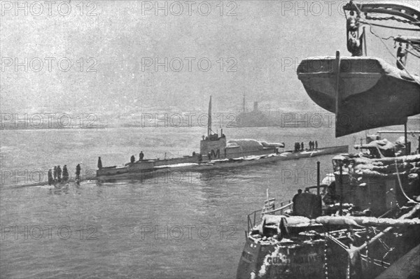 'La Paix Victorieuse; En rade par temps de neige: un grand monitor submersible britannique..., 1919. Creator: Unknown.