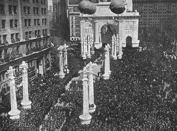 'Le Retour des Vainqueurs; Madison Square pendant le defile de la 27e division..., 1919. Creator: Unknown.