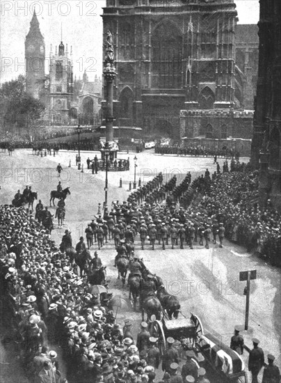 'Les Cendres de Miss Cavell; A londres: le cortege funebre arrivant a la cathedrale..., 1919. Creator: Unknown.