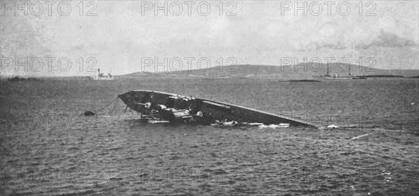 'Le sabordage de la flotte allemande; Le 21 juin 1919, a Scapa Flow: un destroyer..., 1919. Creator: Unknown.