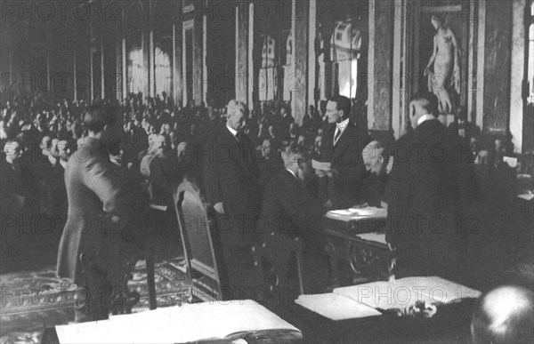 'La signature du traite de paix a Versailles; Le president Wilson, assis devant M.Villiam..., 1919. Creator: Unknown.