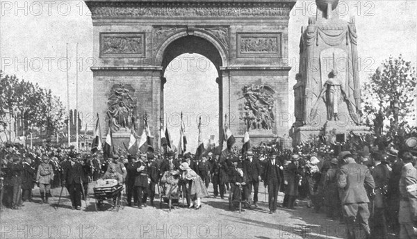 'Le jour de gloire; precedant le defile militaire, mille mutiles passent les premiers sous..., 1919. Creator: Unknown.