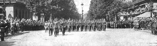 'Le jour de gloire; les Serbes-Croates-Slovenes arrivant place de l'Opera', 1919. Creator: Unknown.