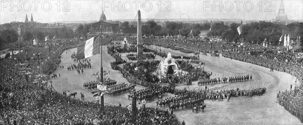 'Le jour de gloire; vue d'ensemble de la place de la Concorde, au moment ou la tete..., 1919. Creator: Unknown.