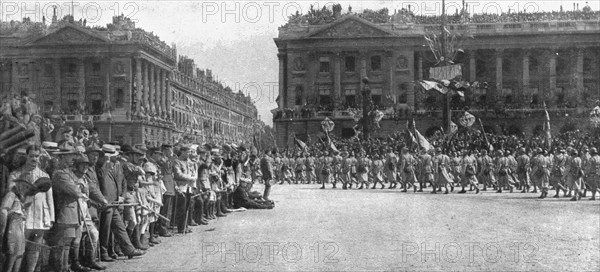 'Le jour de gloire; le defile triomphal place de la Concorde: l'entrée de la rue Royale..., 1919. Creator: Unknown.