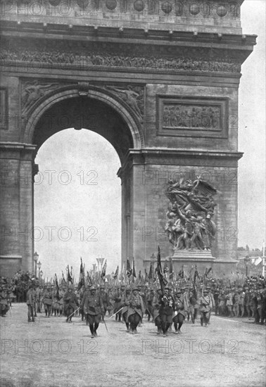 'Le jour de gloire; le drapeau unique des bataillons de chasseurs a pied passe..., 1919. Creator: Unknown.