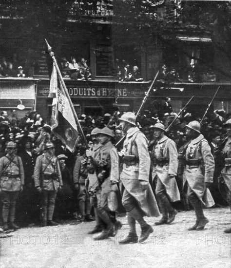 'Le jour de gloire; au coeur de Paris: le defile sur les grands boulevards jusqu'a la place..., 1919 Creator: Unknown.