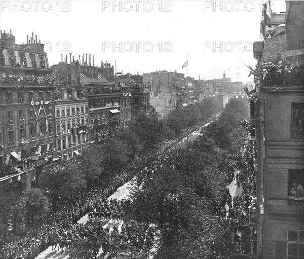 'Le jour de gloire; au coeur de Paris: le defile sur les grands boulevards jusqu'a la place..., 1919 Creator: Unknown.