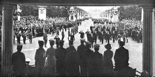 'Les fetes de la victoire a Londres; le 19 juillet 1919: l'amiral Beatty, au second plan..., 1919. Creator: Ernest Brooks.