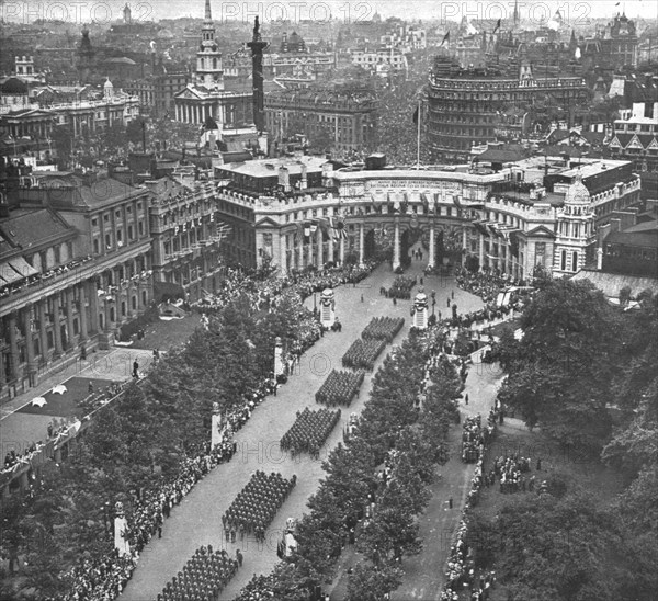 'Les fetes de la victoire a Londres; le defile venant de Charing Cross s'engage dans..., 1919. Creator: Unknown.