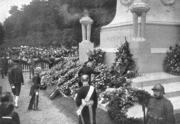 'Les fetes de la victoire en Belgique; le 22 juillet, a Bruxelles, M Poincare depose une..., 1919. Creator: Unknown.