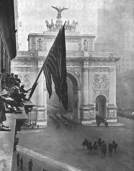 'Les fetes de la victoire a New-York; sous l'Arc de Triomphe de Madison Square, ..., 1919. Creator: Underwood & Underwood.