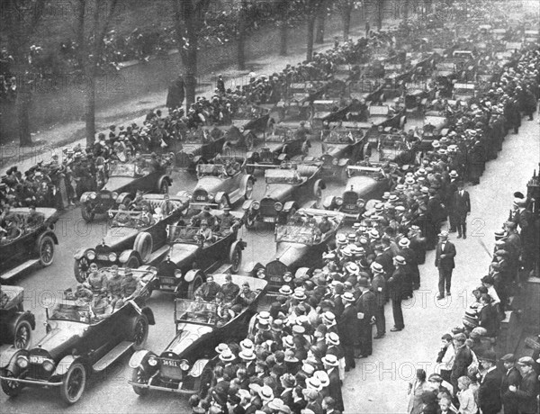 'Les fetes de la victoire a New-York; les blesses de la 1st division Americaine participent...,1919. Creator: Unknown.